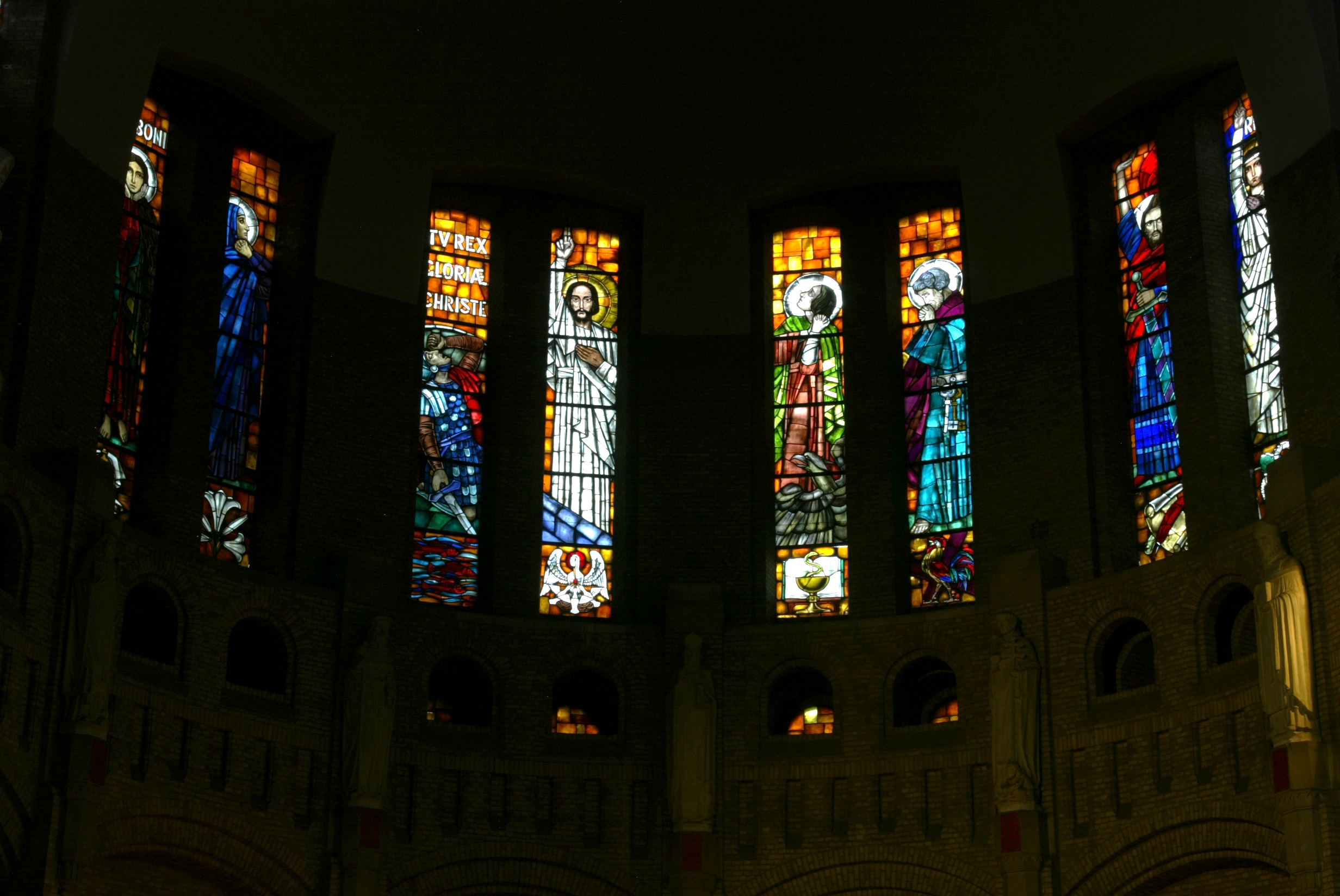 Glasramen in de Christus Koningkerk in Antwerpen. Bovenramen ontworpen door Eugeen Yoors.